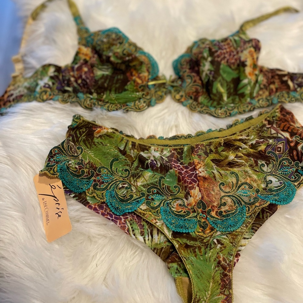 Gorgeous Matching bra and panty set. Sz L and 32F. Top Notch lingerie.